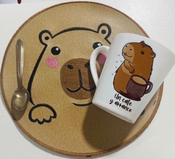 Set Capibara ( taza+ mantel+ cuchara de plástico )