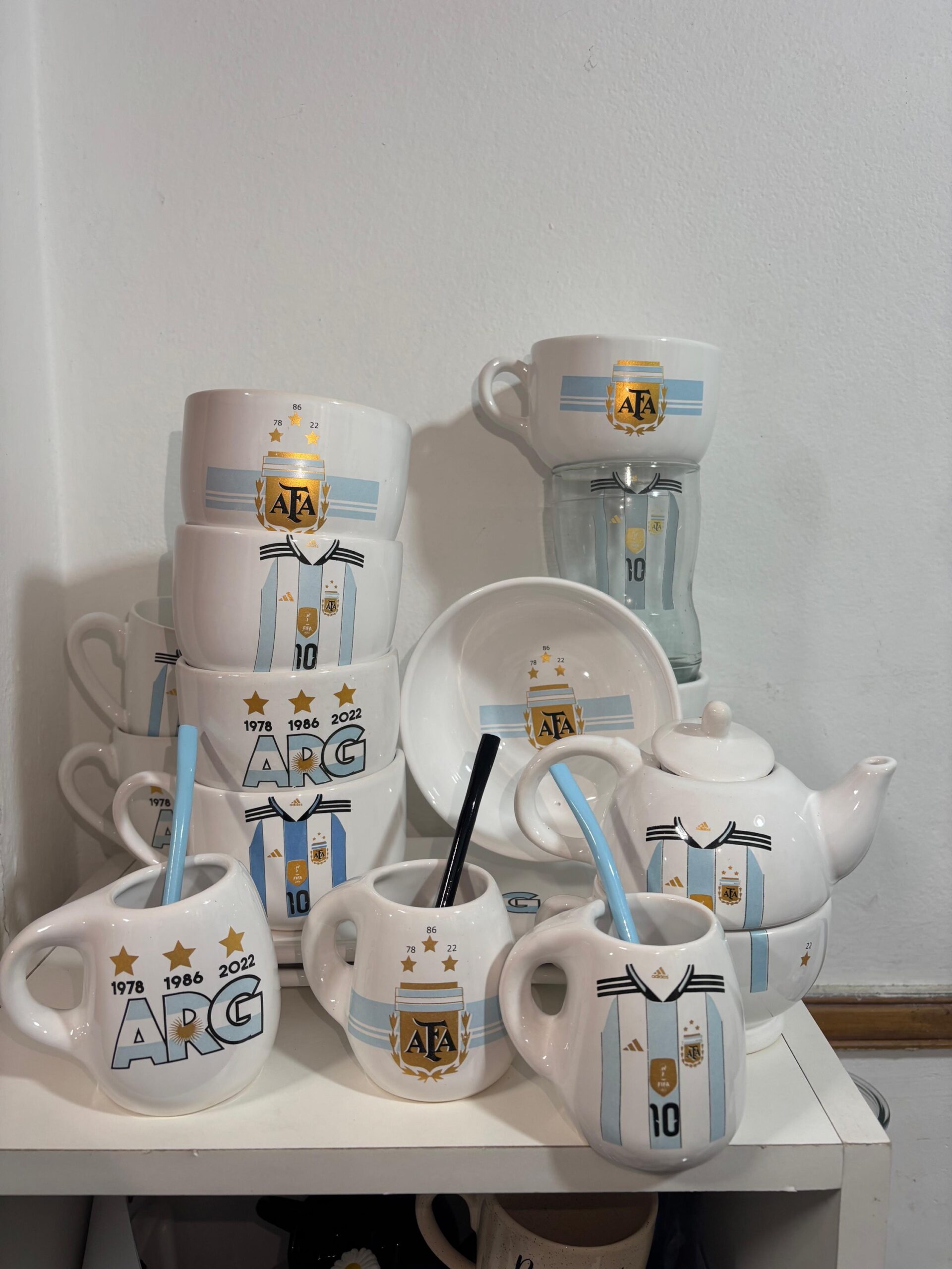 SUPER COMBO ARGENTINA 15 PIEZAS (3 tazones-3 mates-3 tazas- 3 bowls-1 tazón 3D pelota- 1 vaso botella cortada-1 bandeja rectangular )